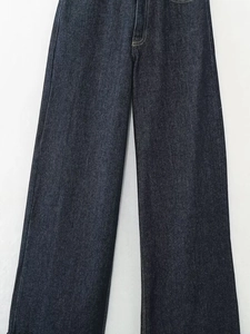 Detailansicht der dunkelblauen Denim-Stoffstruktur und Nähte an der geraden Jeans