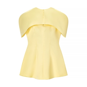 Détail du haut en satin jaune clair avec un design chic d'épaule cape élégant