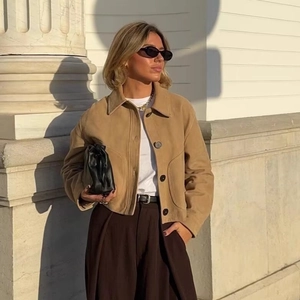 Chic camel faux suede cropped jacket with large pockets and a vintage french street style
