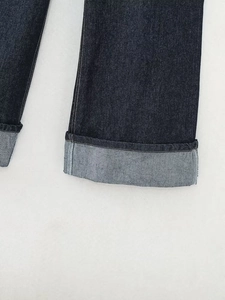 Detail einer dunkelblauen Jeanshose mit sauber umgeschlagenen Säumen und robusten Nähten