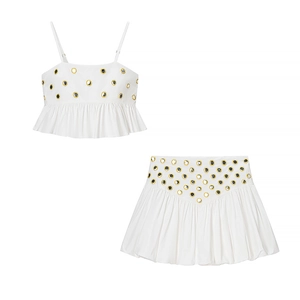 Ensemble blanc d'été avec haut court et jupe plissée à détails de disques métalliques