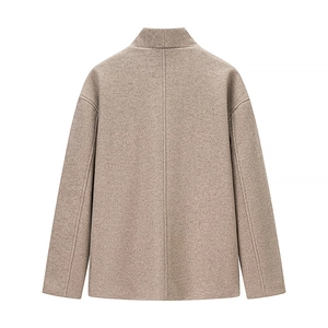 Rückansicht der Wollmischjacke mit markanter Naht am Rücken und elegantem Stehkragen