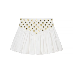 Détail de la mini-jupe blanche avec sequins dorés et ourlet plissé à effet bouffant