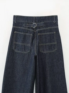 Detail der dunkelblauen High-Waist-Denim-Jeans mit Cinch-Back-Schnalle und gelben Nähten