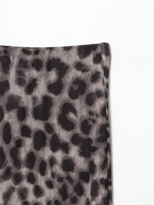 Détail de l'imprimé léopard et de la texture en maille fine sur cette jupe midi chic