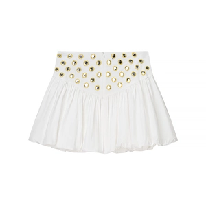 Détail d'une jupe boule blanche à taille haute avec des paillettes miroir argentées