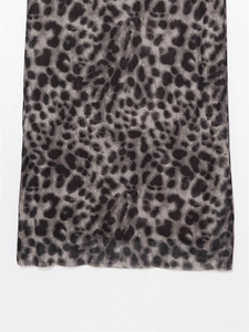 Vue détaillée du tissu en tulle léger avec imprimé léopard noir et gris élégant