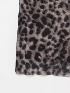 Vue macro détaillée du motif léopard gris et noir sur un tissu en maille respirant souple