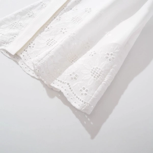 Élégante blouse en coton blanc avec broderie florale complexe et bordures festonnées