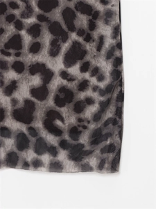 Gros plan sur le tissu en maille à imprimé léopard pour la jupe de mode féminine