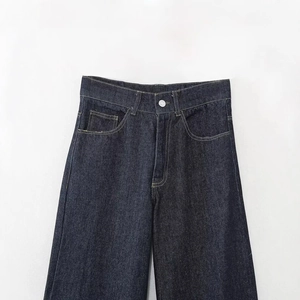 Damen Jeans mit hoher Taille in Dunkelindigo und kontrastierenden goldfarbenen Nähten