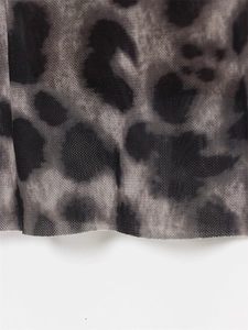 Gros plan détaillé sur la texture du tissu en maille filet avec imprimé léopard