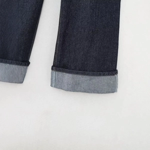 Dunkelblaue Jeans mit hoher Taille, geradem Bein, breiten Aufschlägen und weißen Nähten
