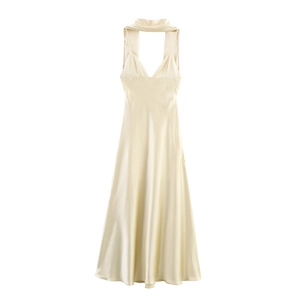 Détail de la robe en satin champagne avec col en V profond et encolure licou élégante