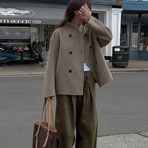 Kurze khakifarbene Wolljacke mit zweireihigen Knöpfen und Stehkragen für Damen
