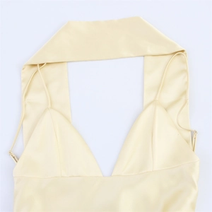 Détail de la robe en satin jaune clair avec bretelles fines et décolleté en V plongeant