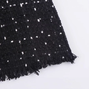 Elegantes schwarz-weißes Tweedkleid mit Fransensaum und strukturierter Webstoff-Optik