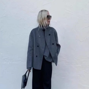 Klassischer zweireihiger grauer Wollmantel im minimalistischen europäischen Stil