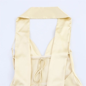 Détail de la robe en satin champagne montrant le tissu brillant et les liens au dos