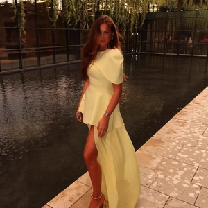 Robe de soirée jaune clair élégante avec épaules cape et fente haute multicouche