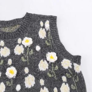 Gilet in maglia grigio scuro con margherite 3D e dettagli a coste di alta qualità