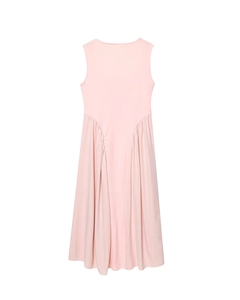 Détail de la robe mi-longue rose sans manches en tricot avec taille plissée et ourlet évasé