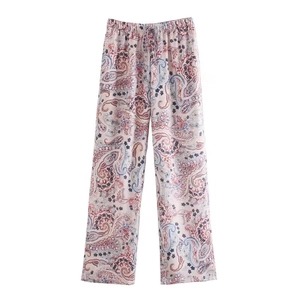 Detail der Satinhose mit Paisleymuster und verstellbarem elastischem Kordelzugbund