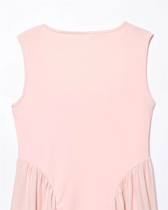 Vue détaillée du dos d'une robe en tricot rose clair sans manches à texture plissée