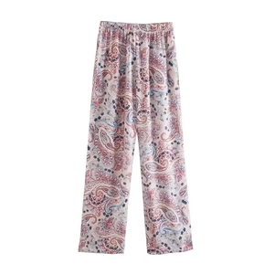 Detailansicht des Paisley-Musters auf der Satin-Hose mit hohem Bund und weitem Bein
