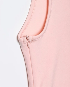 Détail macro du tissu en maille rose avec une fermeture éclair invisible très soignée