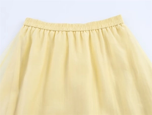 Détail de la taille élastique sur jupe à volants en fil de verre jaune clair