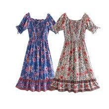 Abito estivo boho a fiori con maniche a sbuffo, vita elastica e bordo a balze