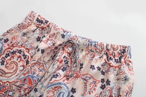 Detail der rosa Satinhose mit Paisleymuster, elastischem Bund und Kordelzug