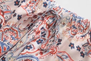 Detail der Satinhose mit Paisleymuster, elastischem Bund und verstellbarem Kordelzug