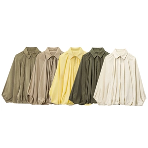 Détail de vestes bomber colorées avec poignets élastiques et cols zippés à revers