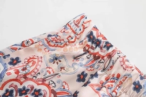 Detailaufnahme des Gummibunds an Damen-Satinhose mit Paisley- und Blumenmuster