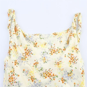 Robe en satin à fleurs jaune pâle avec décolleté bénitier élégant chic