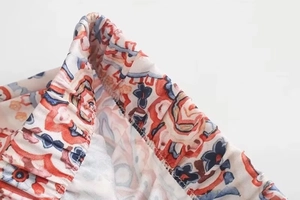 Detailansicht des elastischen Bundes der Satinhose mit Vintage-Paisley-Muster