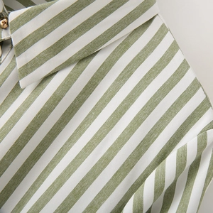 Abito a camicia estivo da donna a righe verdi con colletto a rever e dettaglio bottone