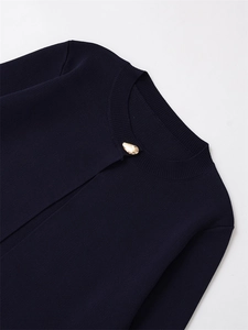 Détail du cardigan en maille marine avec col rond et bouton doré texturé irrégulier