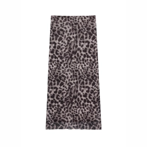 Jupe mi-longue élégante à imprimé léopard en maille grise et noire tendance