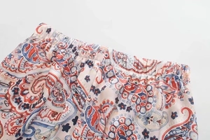 Detailansicht des elastischen Bundes der Satinhose mit Paisley-Print und feinem Muster
