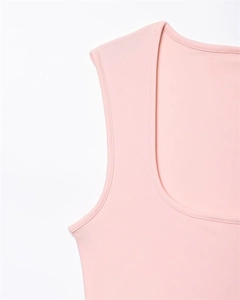 Détail du haut en tricot rose sans manches avec encolure carrée et coutures précises