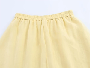 Détail de la taille élastique d'une jupe transparente jaune clair avec bordure ondulée