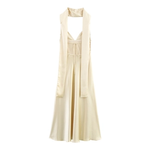 Robe longue dos nu en satin champagne avec cordon de serrage et finition haute brillance