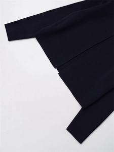 Vue macro détaillée de la texture du tricot bleu marine et de la finition de l'ourlet de qualité