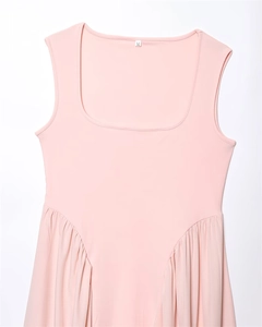 Détail d'une robe en maille rose clair avec col en U, plis et étiquette taille M