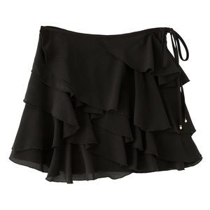 Détail d'une mini-jupe noire à volants avec lien latéral et accents de perles dorées