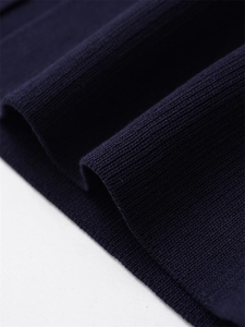 Détail du tissu en maille bleu foncé montrant la texture douce et le tissage côtelé