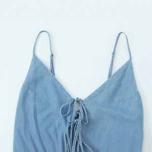 Robe midi bleu clair à col en V avec détail de nœud à cordon de serrage réglable
